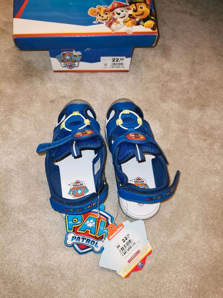 Neu & OVP: Blaue Paw patrol Sandalen, Größe 30 mit Klettverschlus in Berlin