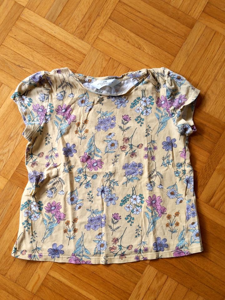 T-Shirt mit Blumenprint, H&M, Gr. 122 in Köln