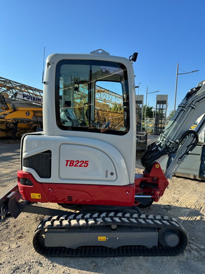 Takeuchi TB 225 V2 mit Tiltrotator und HS 03 in Möglingen 