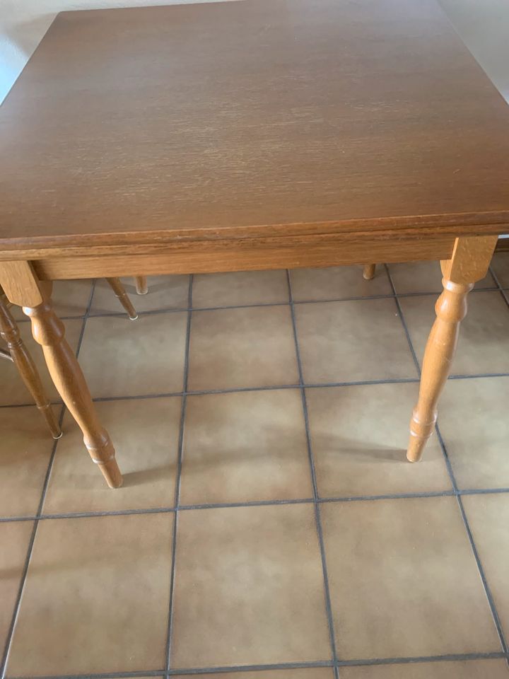 Tisch und Stühle in Dielheim