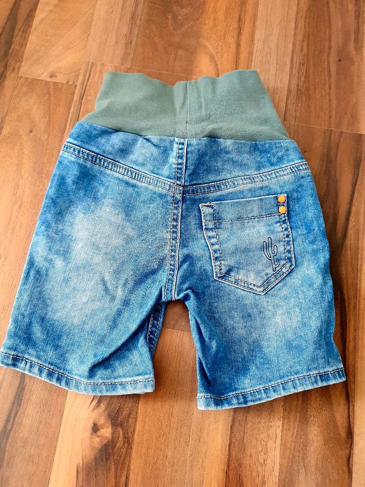 s.Oliver Jeansshorts mit 2 T-Shirts Gr. 80 in Helsa