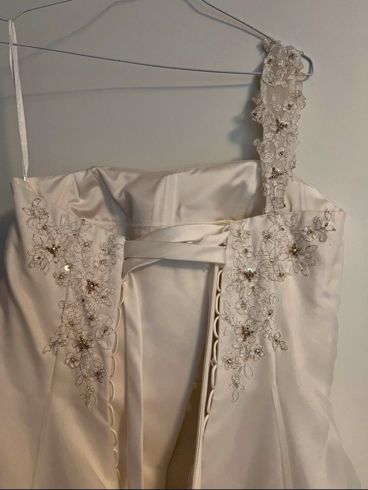 Ladybird Hochzeitskleid Größe 38+Diadem Top Zustand in Dinslaken