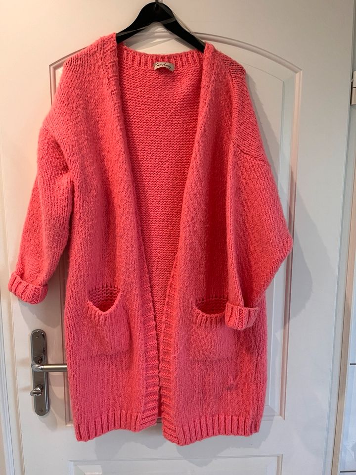 Kuschelige oversize Strickjacke neonpink in Bendestorf