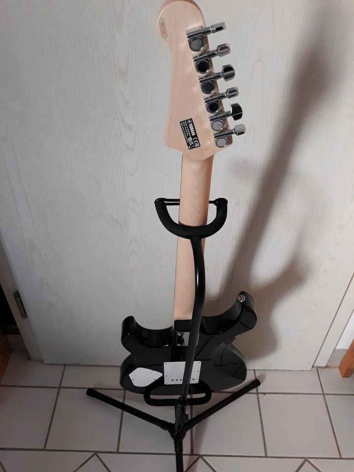 E-Gitarre Yamaha Pacifica 112V BL RL schwarz weiß in Asbach