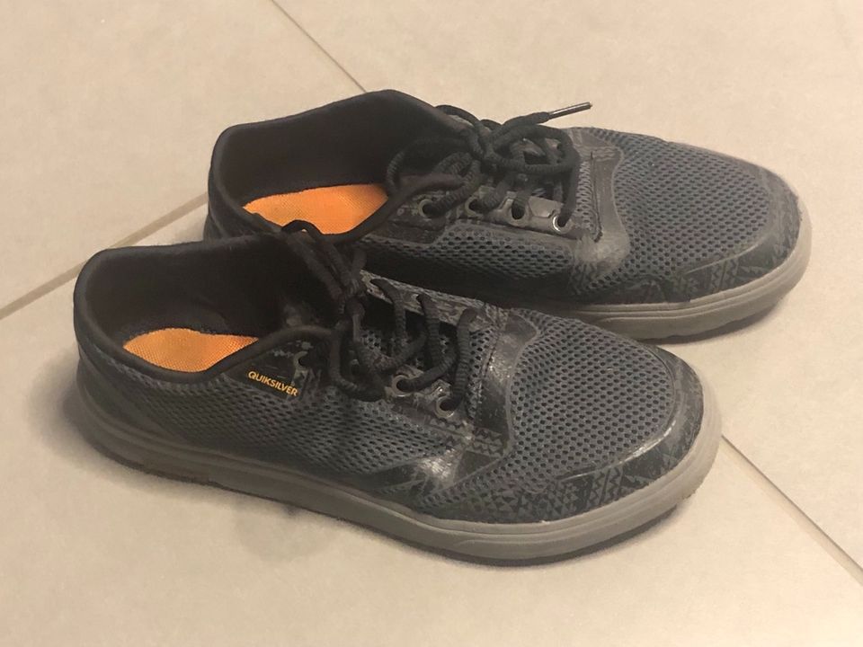 Quicksilver Wasserschuhe Größe 40 in grau in Wermelskirchen