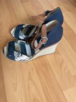 Tommy Hilfiger Sandalen mit Keilabsatz Pumps blau weiß 39 München - Schwabing-West Vorschau