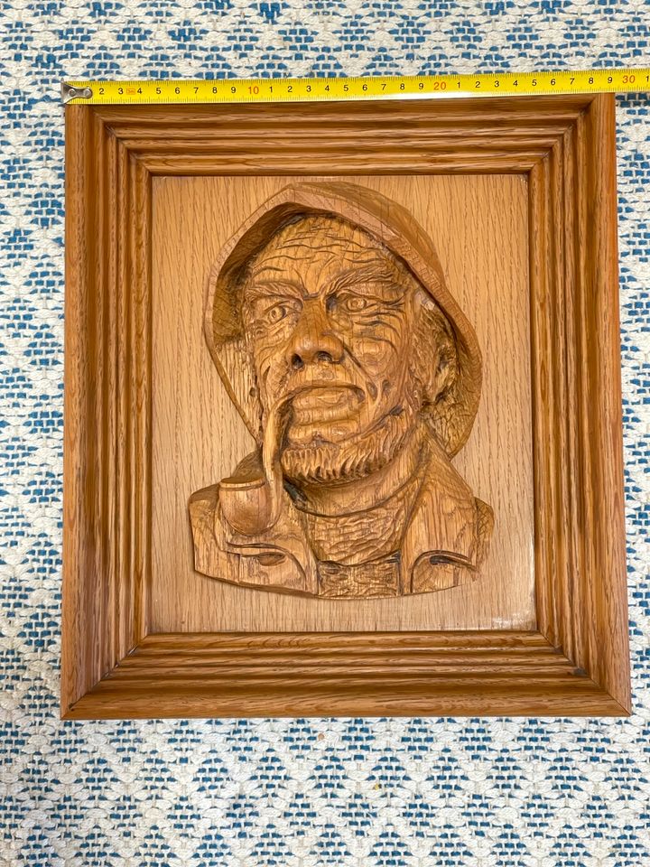 Holzfigur geschnitzt Relief Flachfigur Mann mit Pfeife Bild in Berlin