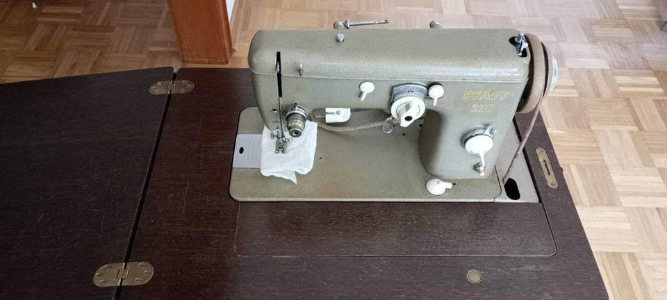 Nähmaschine mit Schrank, 1950er Jahre - Abholung nur bis 12.5. in Laatzen