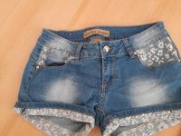 Jeans Shorts Blau mit Glitzer und Spitze Größe M Niedersachsen - Burgdorf Vorschau