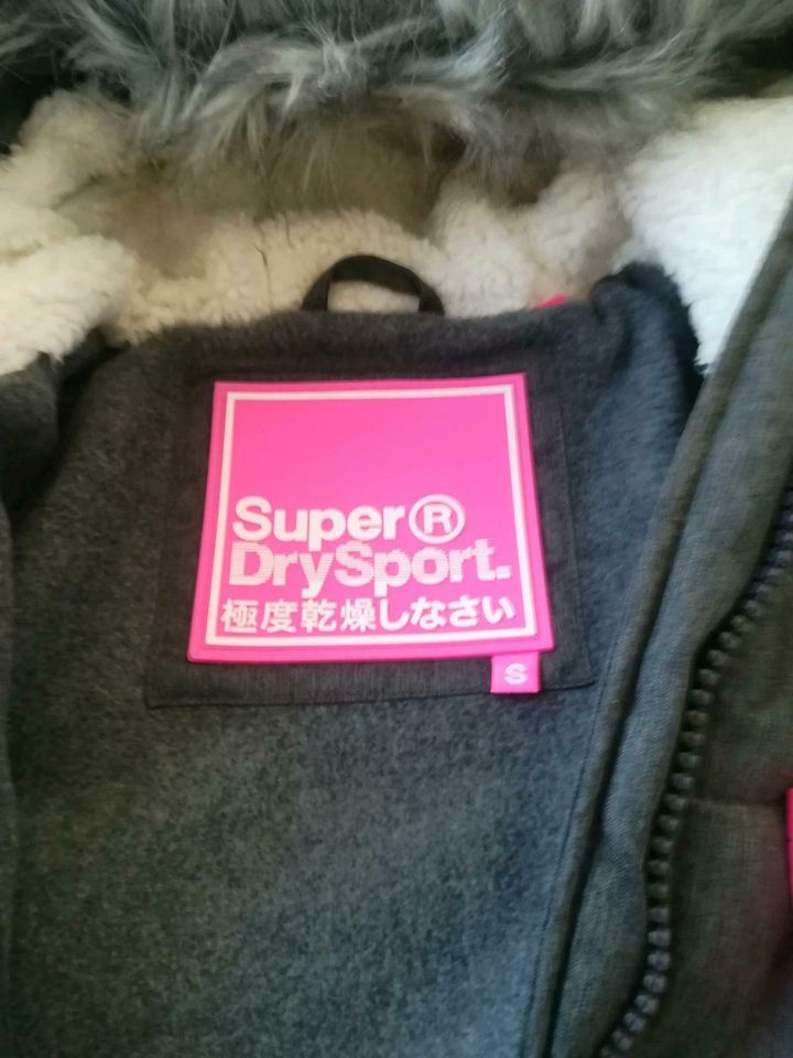 Winterjacke Superdry S in Amerang