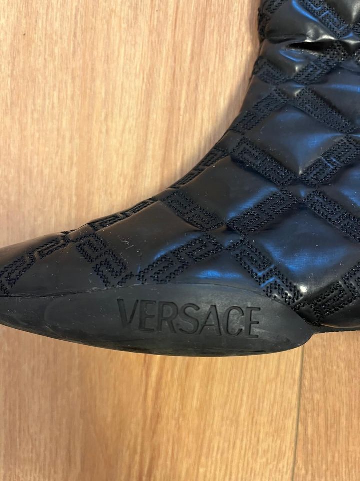 Versace Stiefel flach in Frankfurt am Main