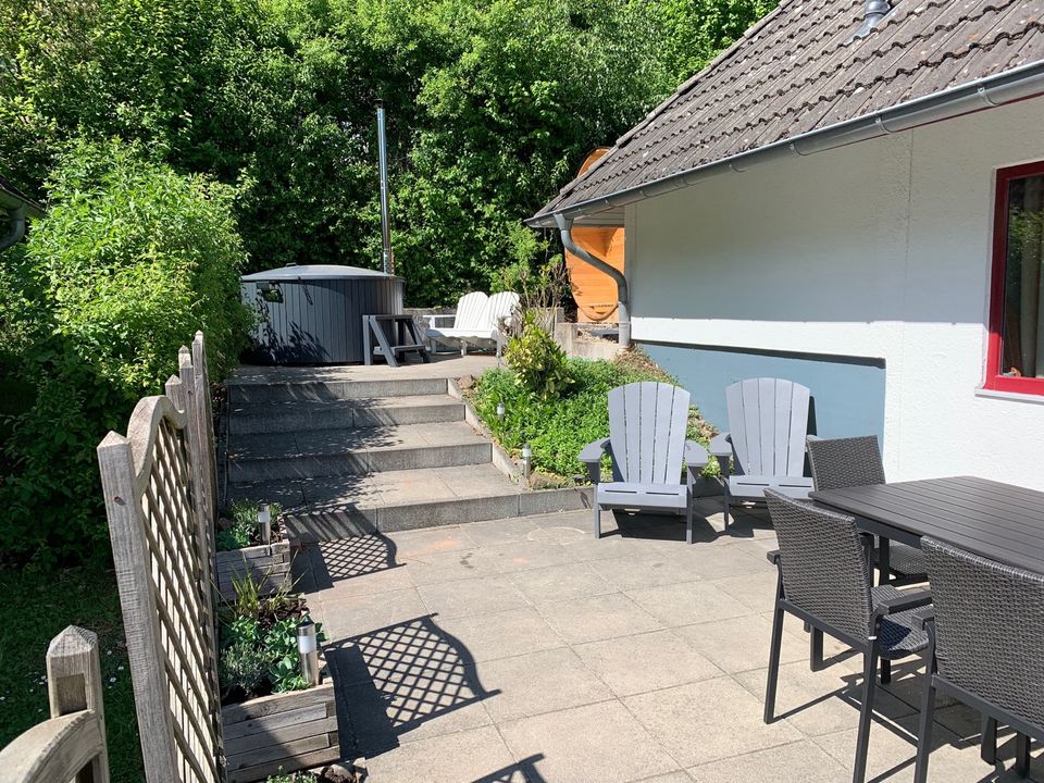 Ferienhaus am See mit Pool, Fasssauna, Balkon und Terrasse in Kirchheim