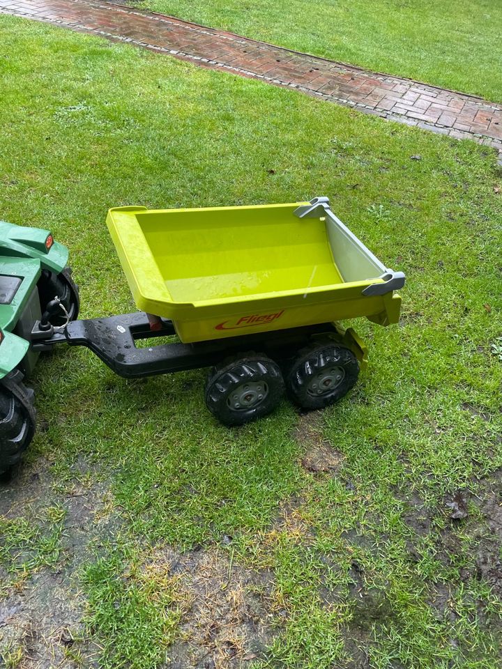 Trampeltrecker Trettrecker Fendt mit Anhänger Fliegl rolly in Filsum