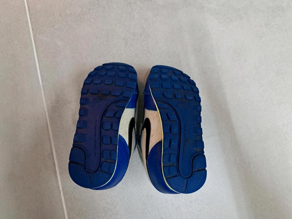 Nike Sneaker Schuhe Halbschuhe Gr. 27,5 Räuberschuh in Bretzfeld