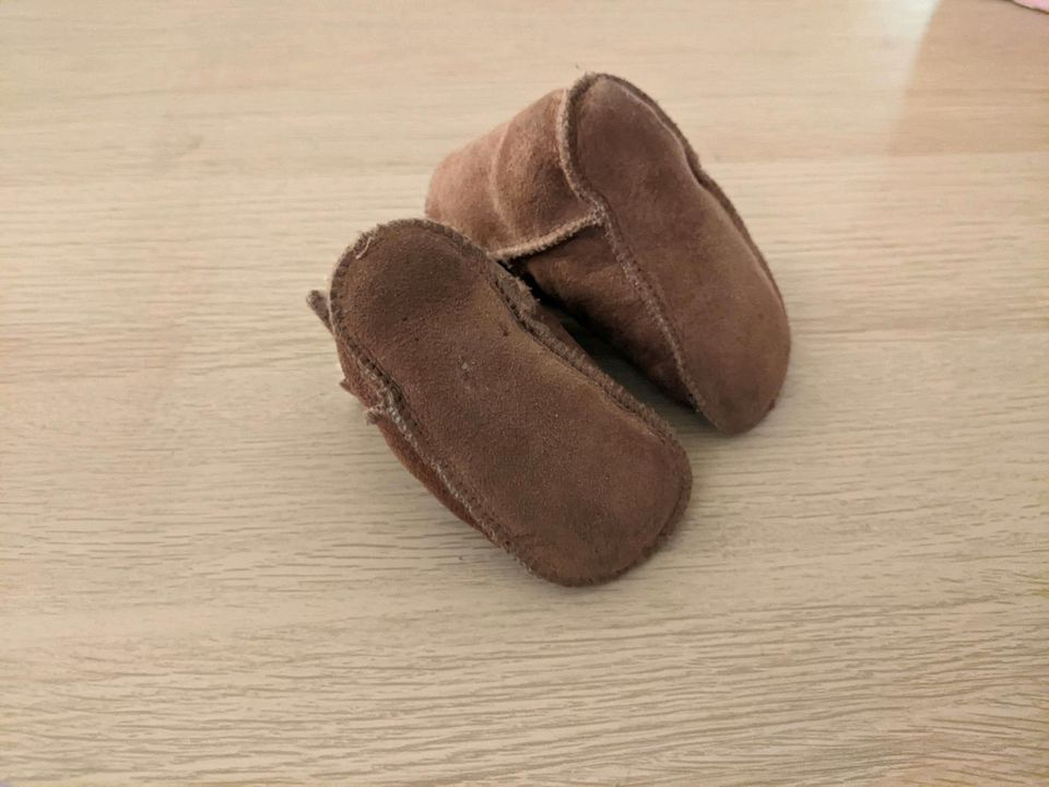 Kinder Baby Lammfell Schuhe Größe 19/20 in Essen