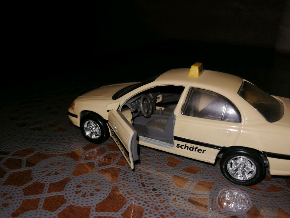 Opel Omega Taxi Modellauto Maßstab 1 :38 in Trappenkamp