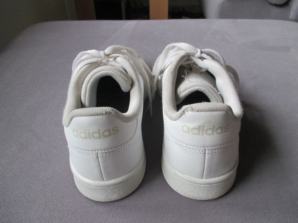 adidas Sneaker weiß Gr. 40 - sehr gut erhalten in Geseke