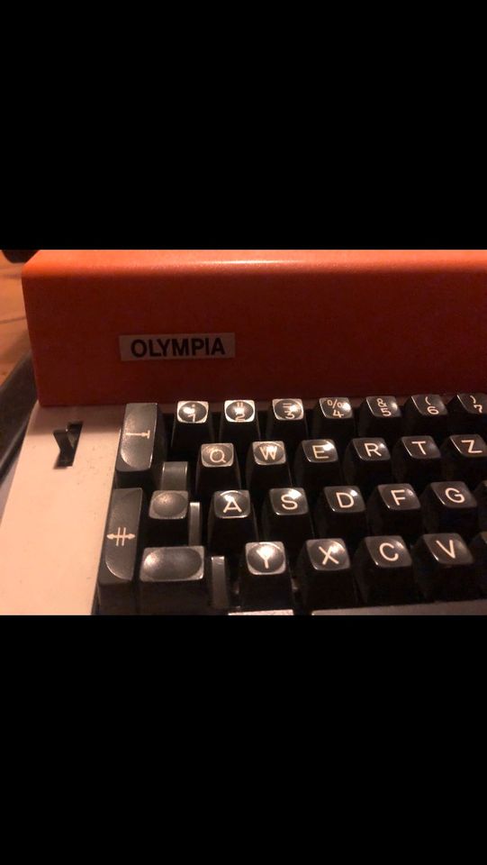 elektrische Schreibmaschine Olympia mit Tragetasche in Berlin