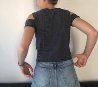 Hollister - Gestreiftes T-Shirt mit Schulter Cut-Outs Hessen - Eppstein Vorschau