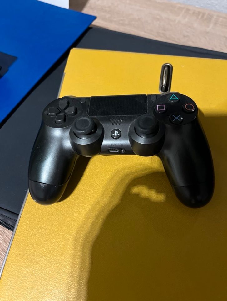 PlayStation 4 Slim in Altomünster