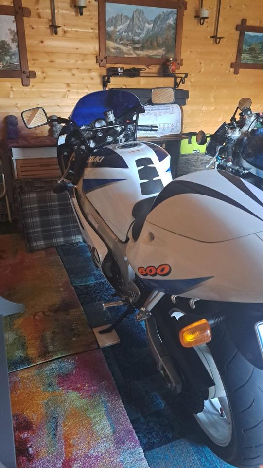 SUZUKI GSXR 600 - ORIGINALZUSTAND, sehr gepflegt, neue Bereifung in Freyburg (Unstrut)