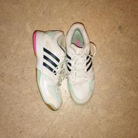 Adidas Sportschuhe Hallensohle neu UK 7 Gr. 40 Baden-Württemberg - Schorndorf Vorschau