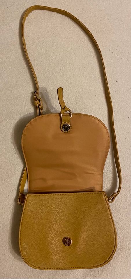 Gelbe Handtasche in Niederaula