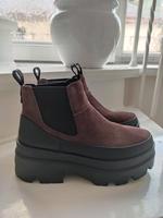 Original UGG Brisbane Chelsea Boot, braun, Leder, Gr.40, Neu! Frankfurt am Main - Westend Vorschau