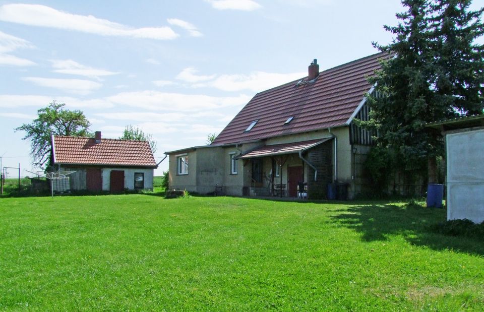 Großes sonniges 2 ½-stöckiges Landhaus mit ca. 213qm geräumiger Wohnfläche und Ausbaureserve auf grossem Grundstück in absoluter Traumlage, umgeben von Natur und mit Fernblick ins Grüne in Kyritz