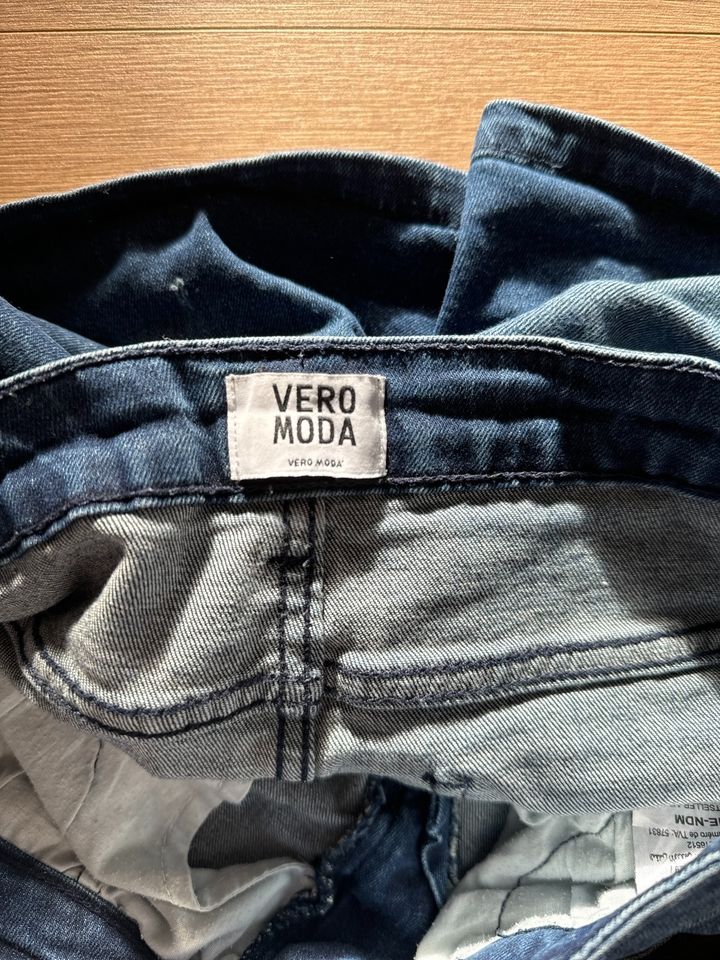 1x kurze Hose Vero Moda Gr. 29 in Kleinblittersdorf