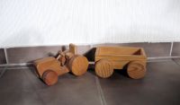 Holz massiv Trecker Traktor mit Anhänger Holzspielzeug Holztrecke Niedersachsen - Calberlah Vorschau