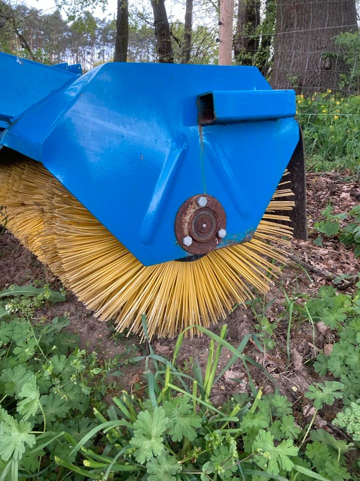 Straßenkehrmaschine 2,30m Dreipunktaufhägnung Gabelstapleraufnahm in Lübbenau (Spreewald)