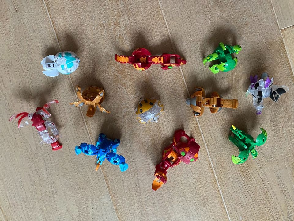 Bakugan Arena und 11 Bakugan Figuren in Weyhe