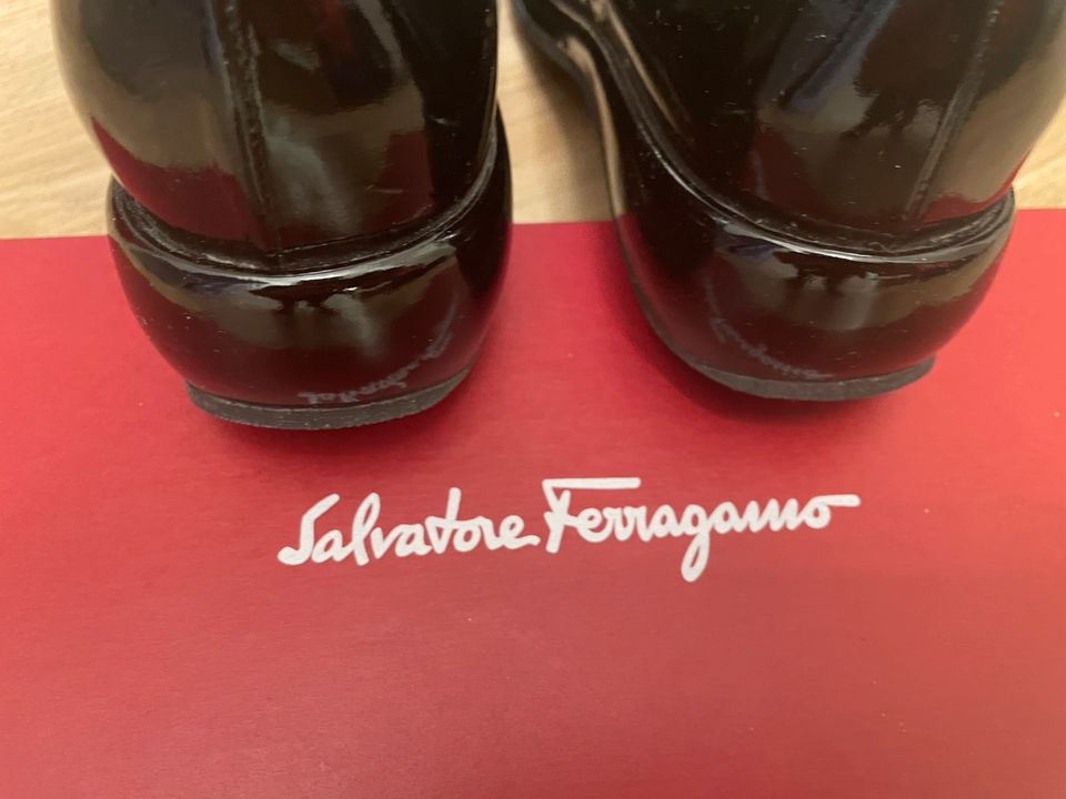 Salvatore Ferragamo Lackschuh , schwarz Gr. 39 in Berlin