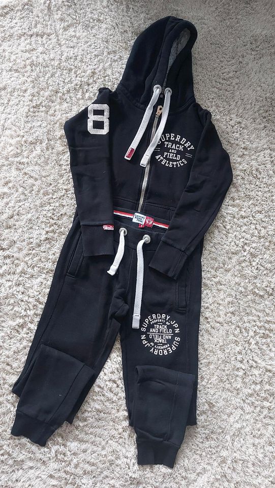 Superdry Hoodie & Hose in Wehrheim