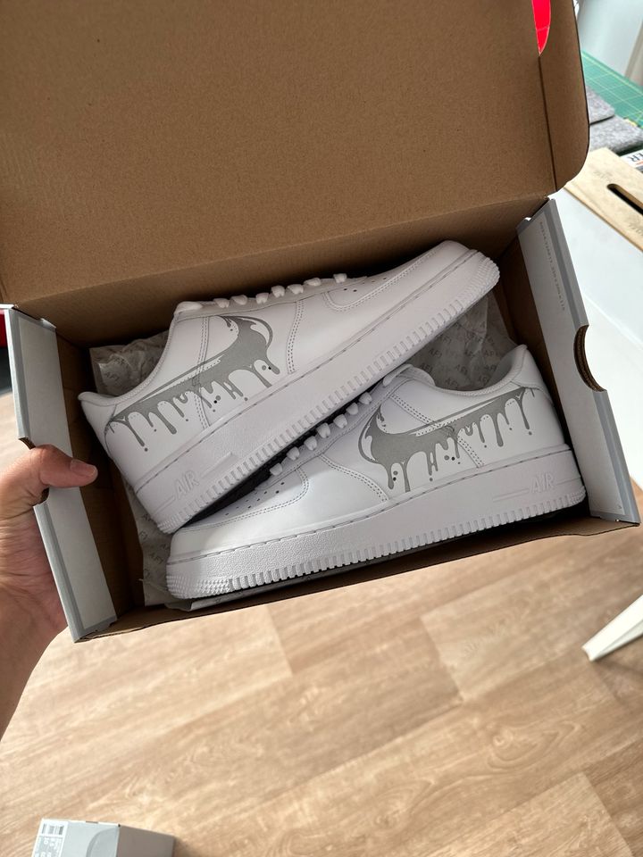 Nike Air Force 1 mit reflektierenden Swooshes 42.5 in Dülmen