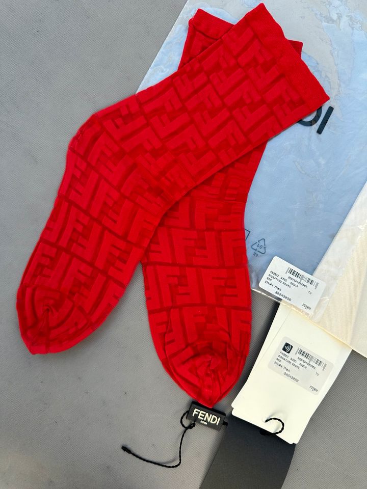 100% FENDI SOCKEN STRÜPFE ROT GR 37 38 39 40 ! NEU ! in München