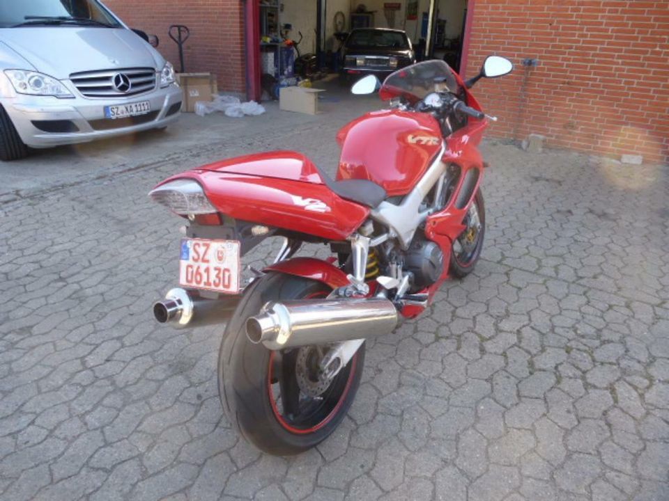 Honda VTR 1000 BJ 2002 in Salzgitter