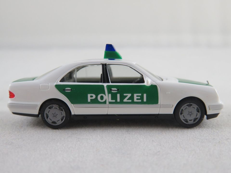 Herpa 042864 Mercedes-Benz E 320 Lim. (1995-2002) "POLIZEI" 1:87 in Bad Abbach