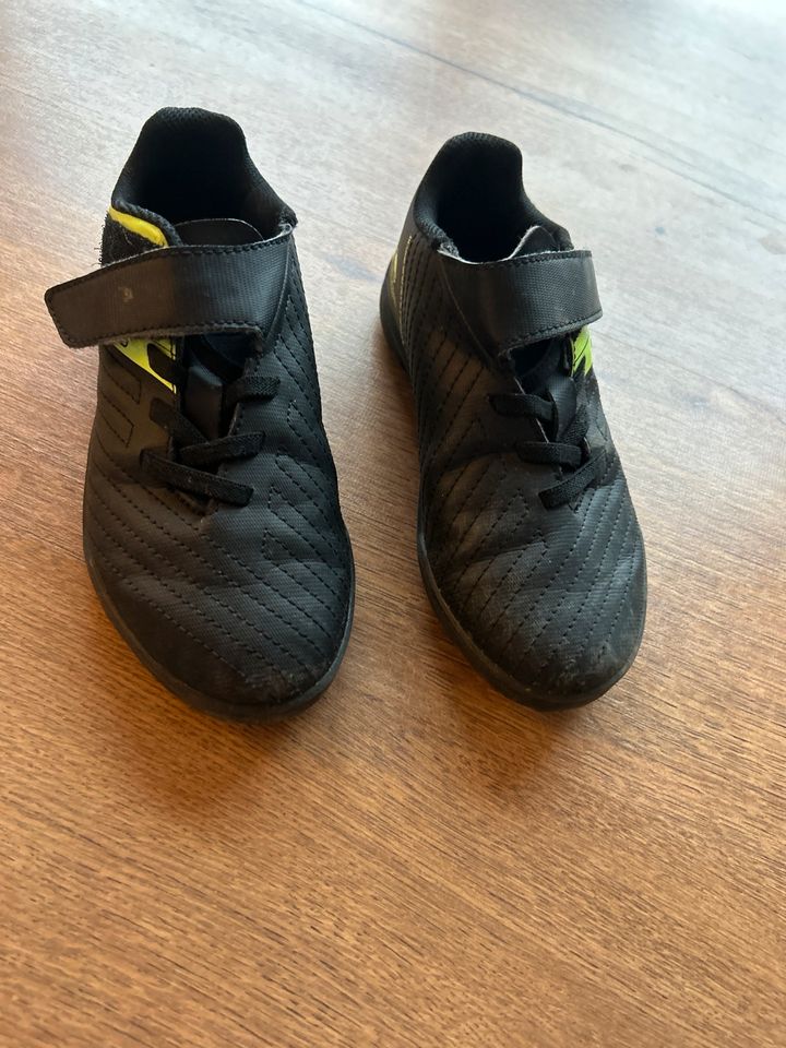 Fußballschuhe draußen Stollen Decathlon 30 schwarz gelb Neon in Arnsberg