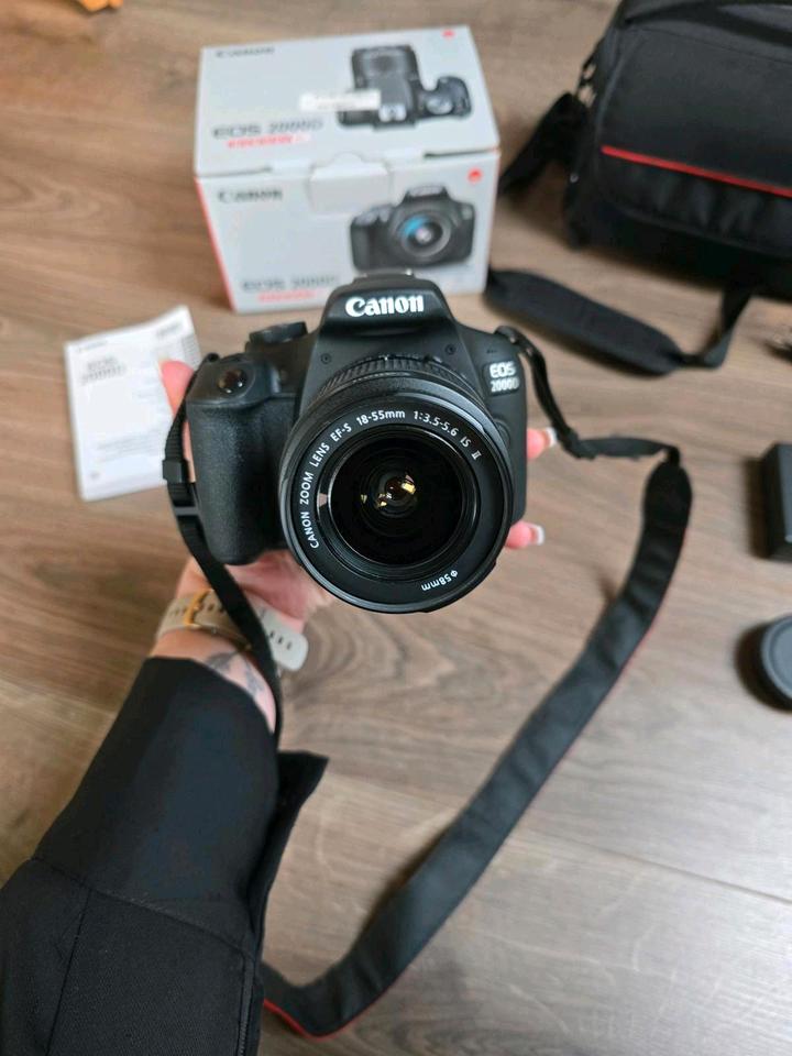Digitalkamera, Spiegelreflexkamera Canon EOS 2000D, wie neu in Malching