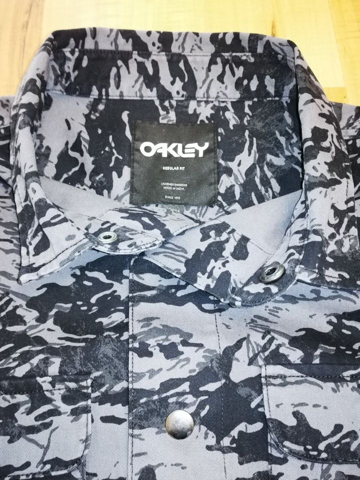 Oakley Hemd Größe L in Ottobrunn