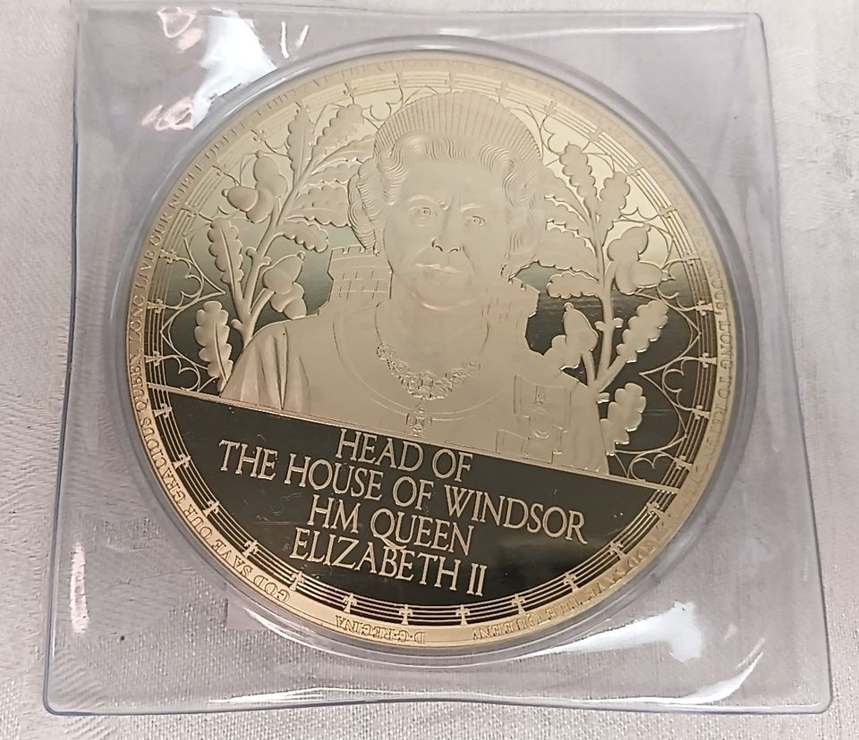 Queen Elizabeth II - 4 Giganten Medaillen - 100 mm in Arenzhain