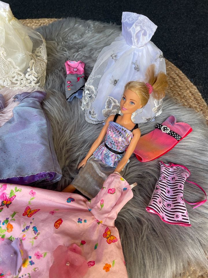 Kleider und Röcke Set inkl. einer Barbie mit Kombi in Jülich