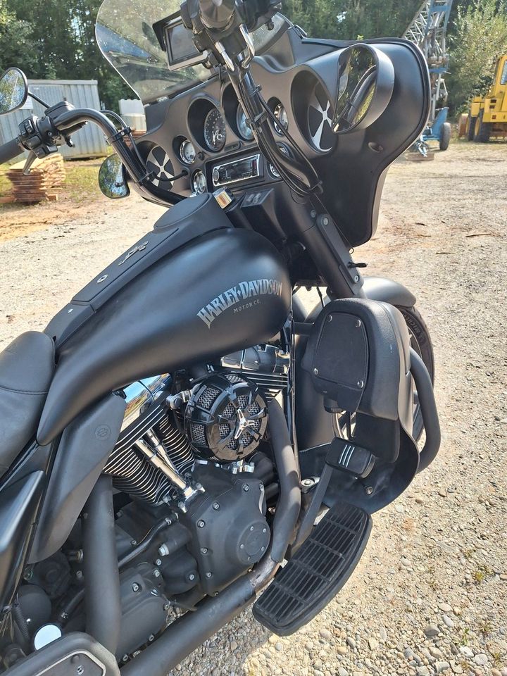 Harley Davidson FL1, Street Glide, Bagger in Mauern