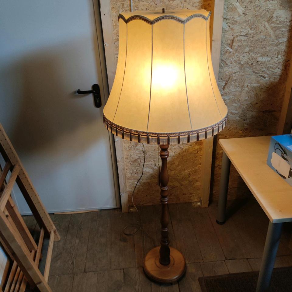 Antike Stehlampe mit großem Lampenschirm massivholz Messing in Braunfels