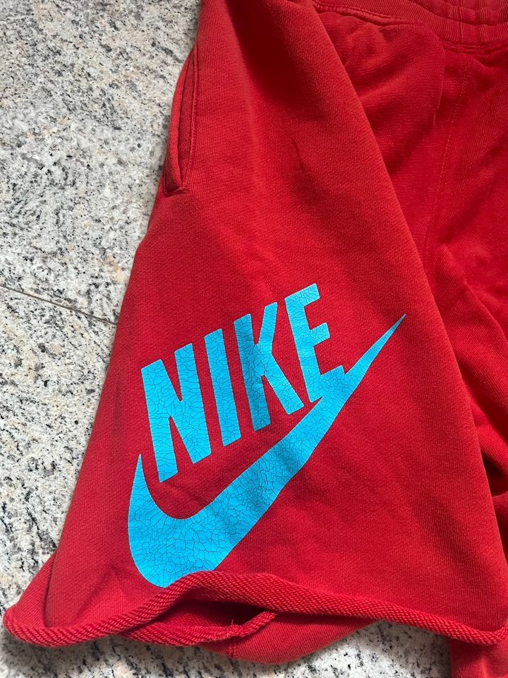 Nike Jogginghose kurz m rot in Wiesbaden