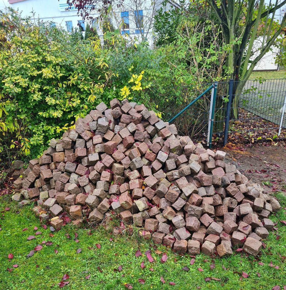 Burgunderrote Granit Pflastersteine in Torgau