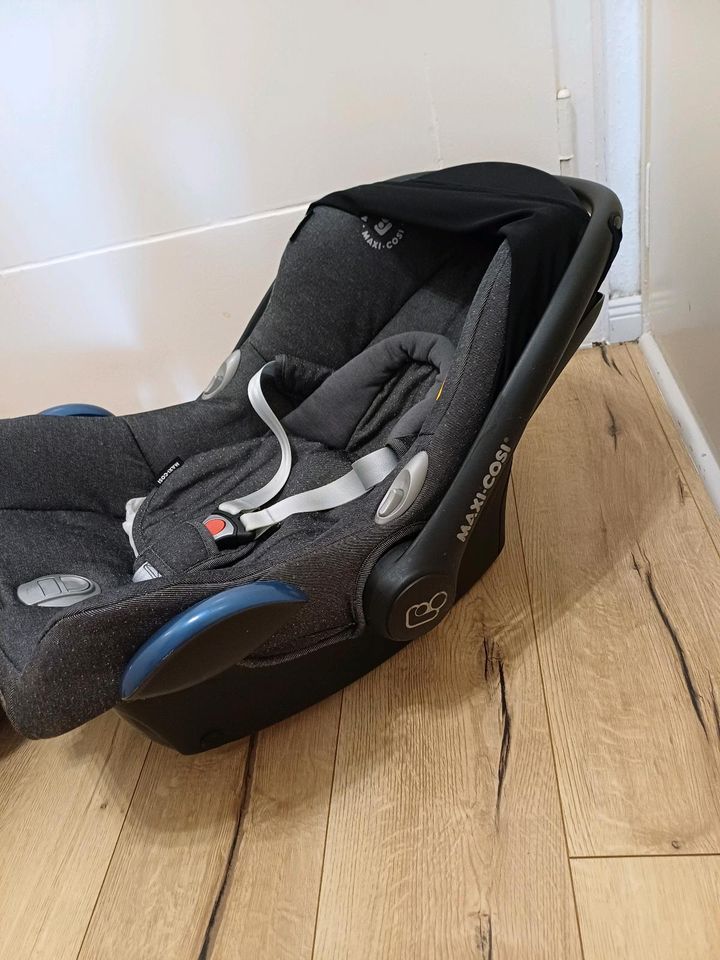 Maxi Cosi plus Isofix Station in Hamburg