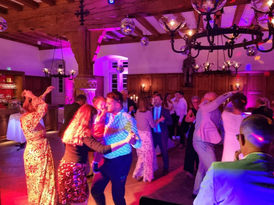 DJ für Hochzeiten, DJ für Geburtstag und Firmenfeier Mobiler DJ, in Willingen (Upland)